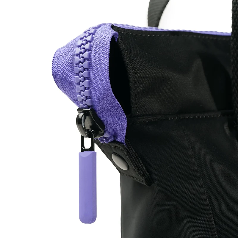 ROKA All Black Bantry B Lila kleine Tasche aus recyceltem Nylon