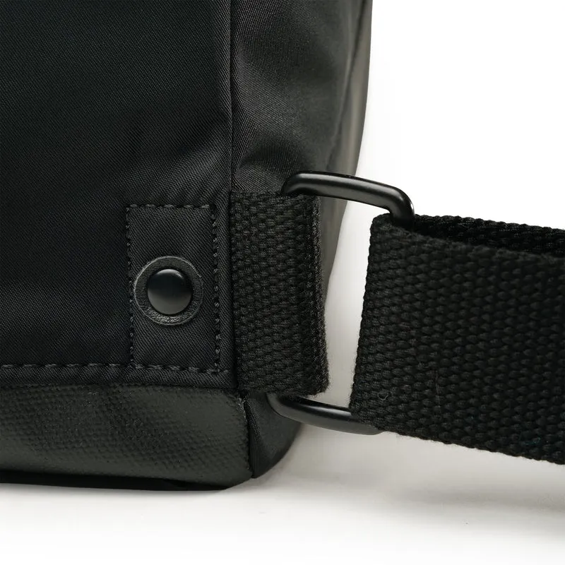 ROKA All Black Bantry B Corn Kleiner Beutel aus recyceltem Nylon