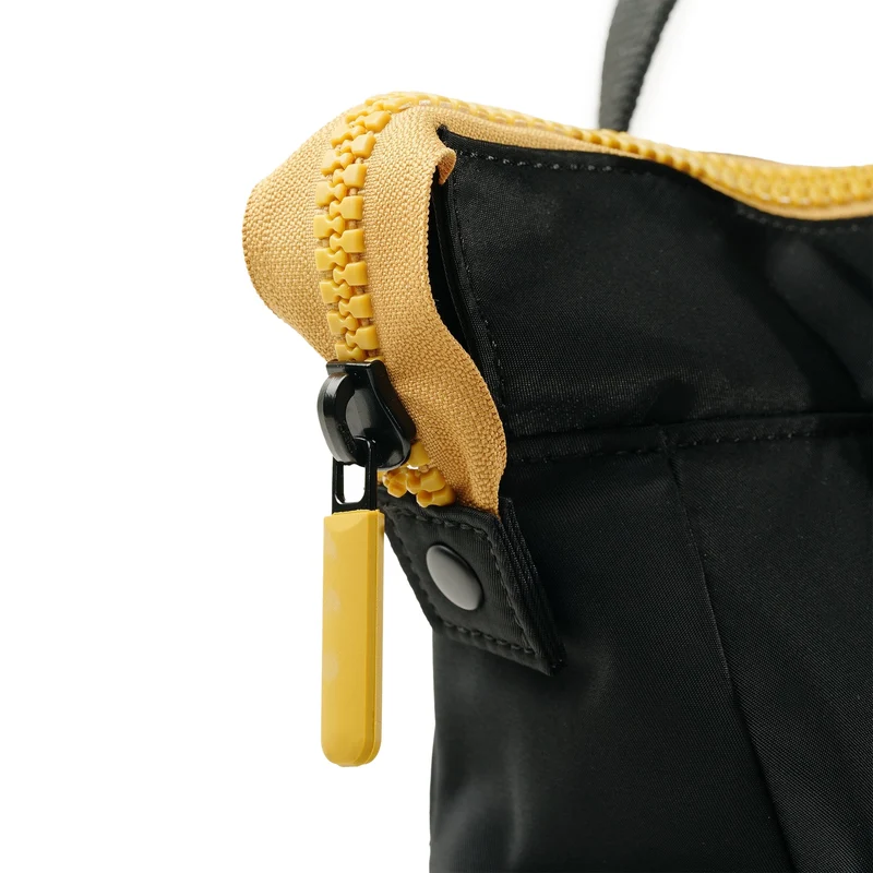 ROKA All Black Bantry B Corn Kleiner Beutel aus recyceltem Nylon