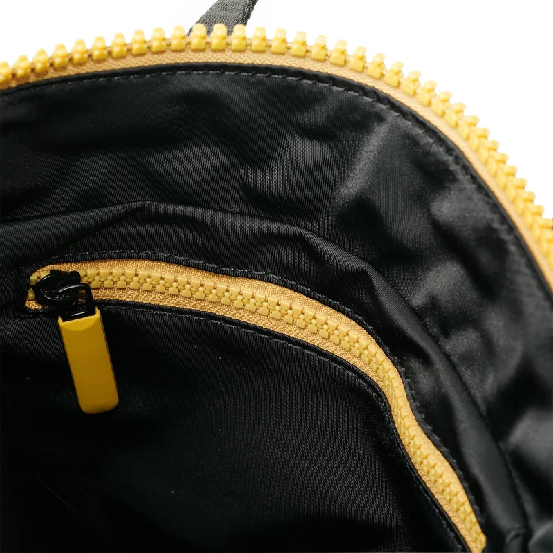 ROKA All Black Bantry B Corn Kleiner Beutel aus recyceltem Nylon