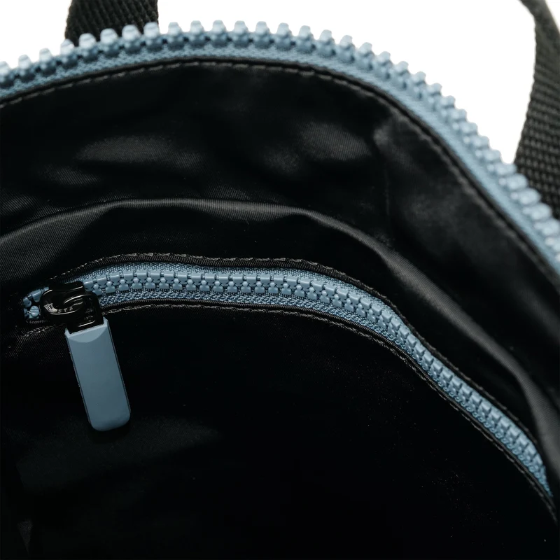 ROKA All Black Bantry B Airforce Kleine Tasche aus recyceltem Nylon