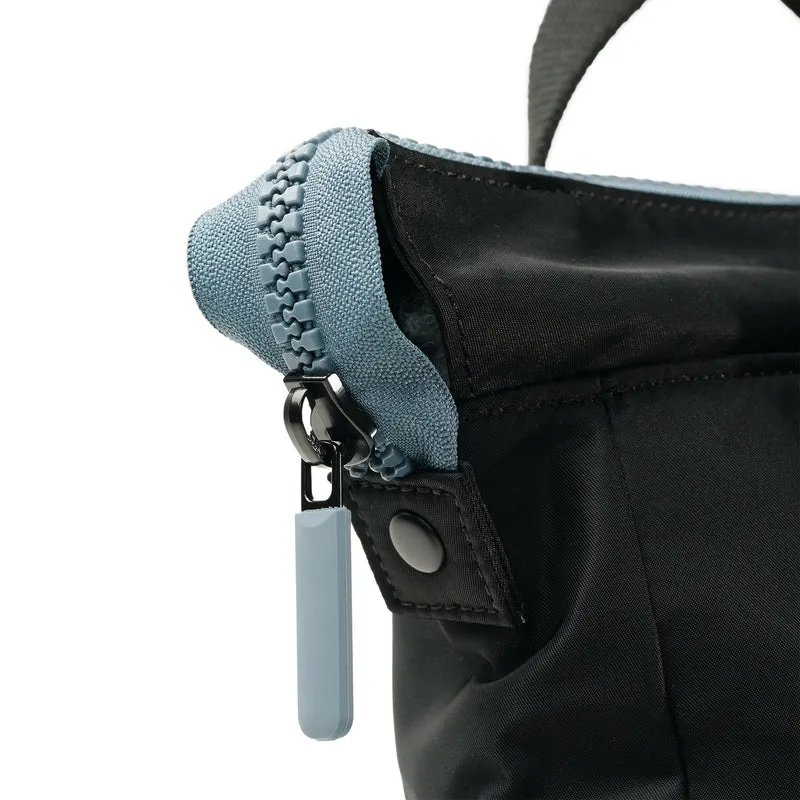ROKA All Black Bantry B Airforce Kleine Tasche aus recyceltem Nylon