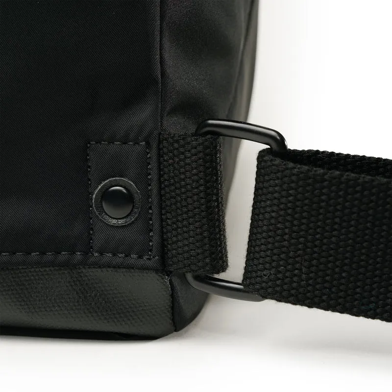 ROKA All Black Bantry B Airforce Kleine Tasche aus recyceltem Nylon
