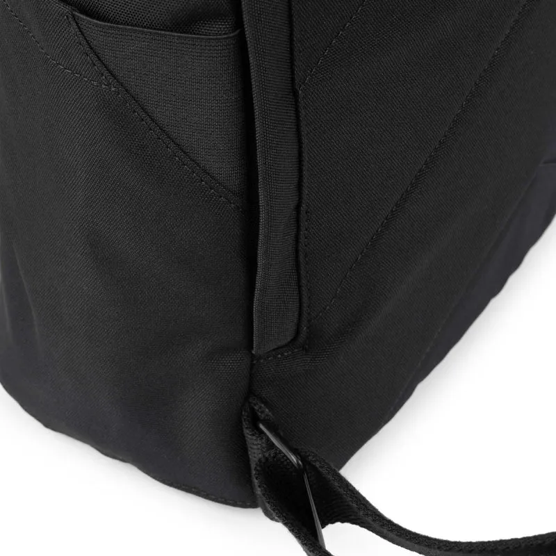 ROKA All Black Finchley Eine mittelgroße Tasche aus recyceltem Canvas in Ash-Optik