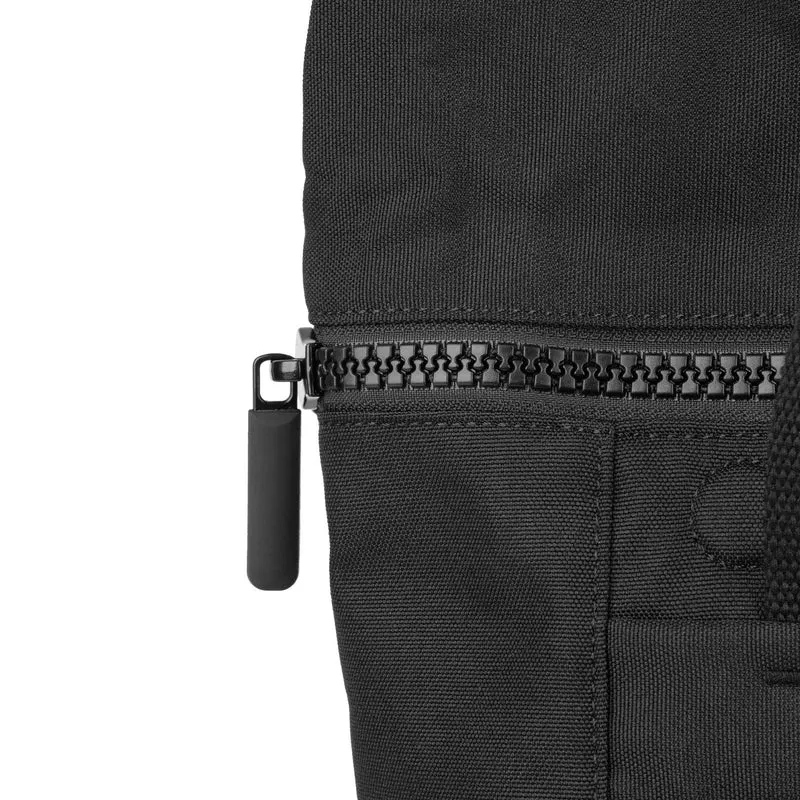 ROKA All Black Finchley Eine mittelgroße Tasche aus recyceltem Canvas in Ash-Optik