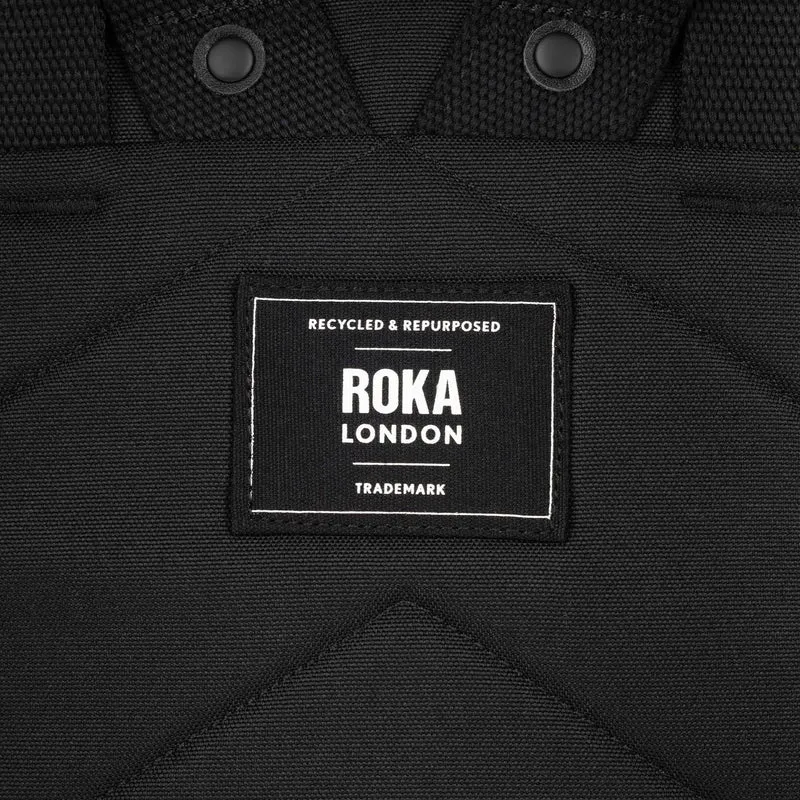 ROKA All Black Finchley Eine große Tasche aus recyceltem Segeltuch von Ash