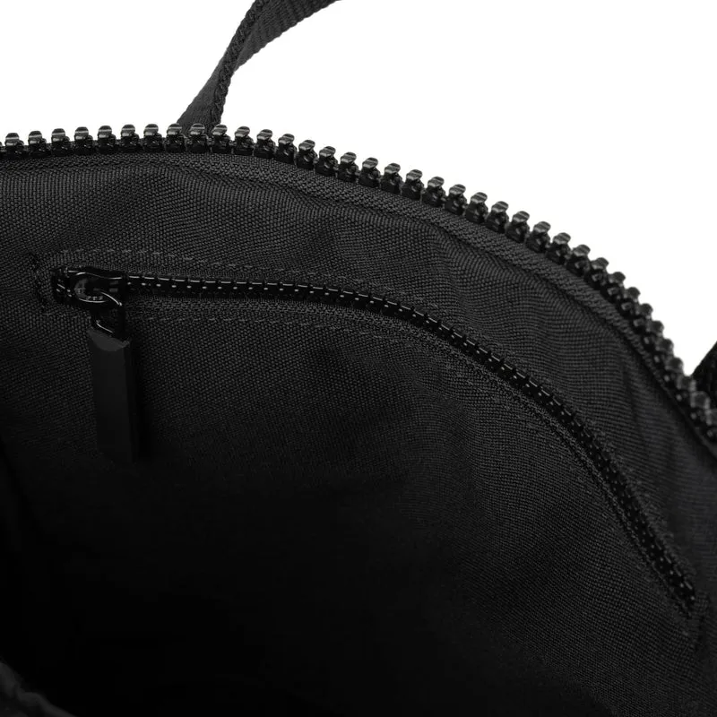 ROKA All Black Finchley Eine große Tasche aus recyceltem Segeltuch von Ash