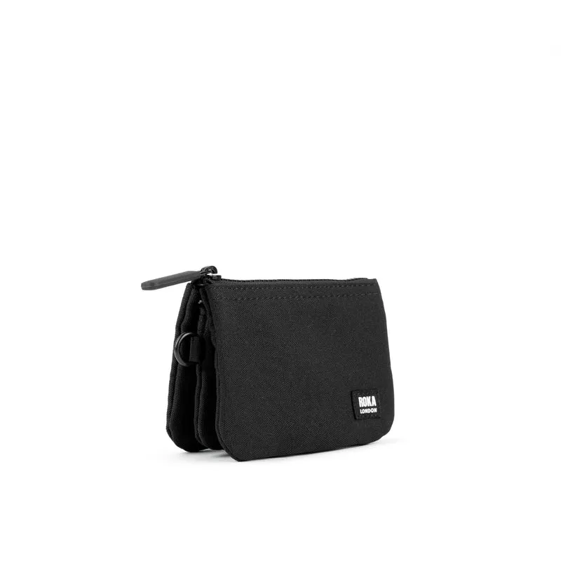 ROKA All Black Carnaby Kleine nachhaltige Canvas-Geldbörse von Ash