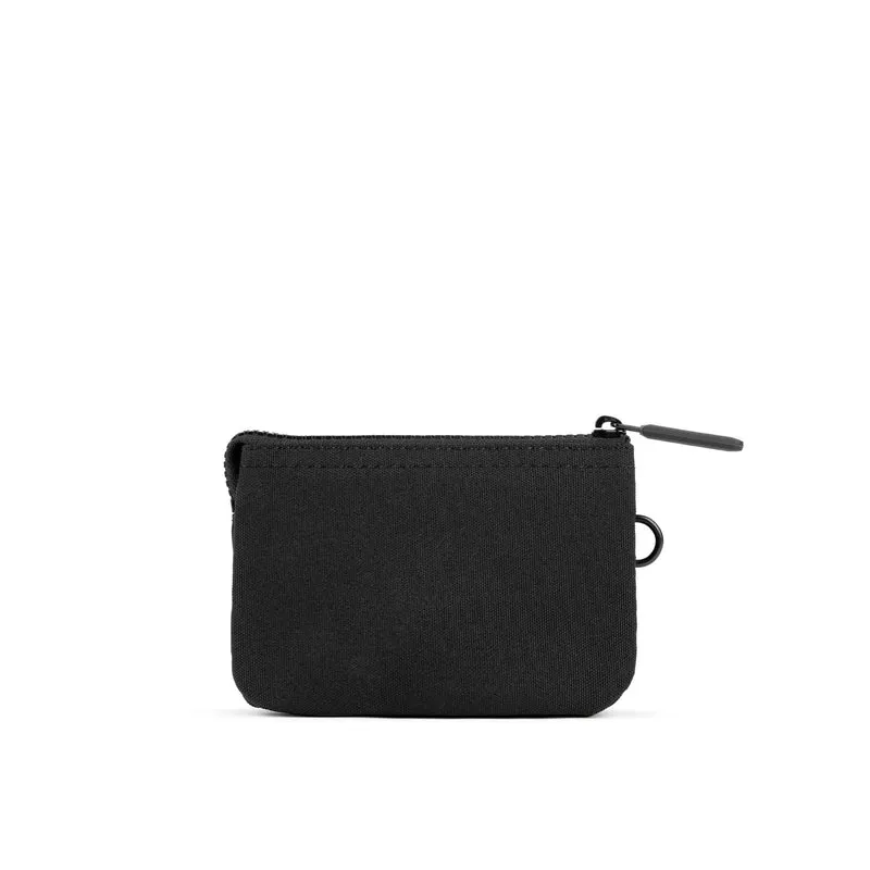 ROKA All Black Carnaby Kleine nachhaltige Canvas-Geldbörse von Ash