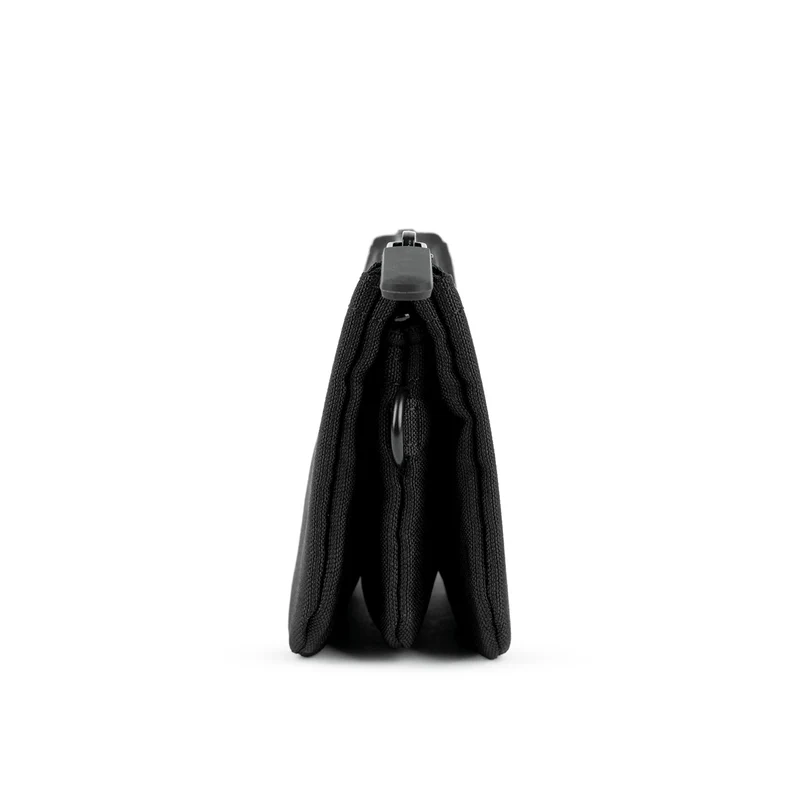 ROKA All Black Carnaby Kleine nachhaltige Canvas-Geldbörse von Ash