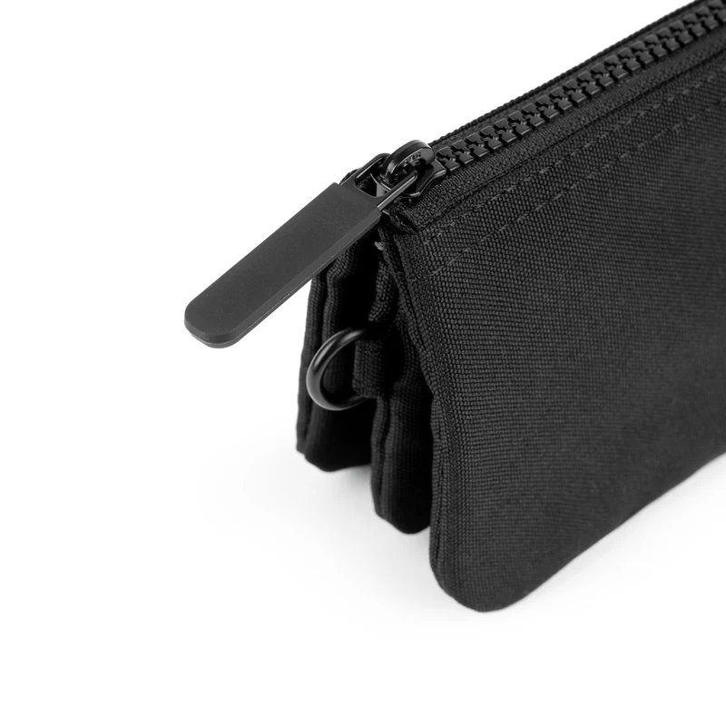 ROKA All Black Carnaby Kleine nachhaltige Canvas-Geldbörse von Ash