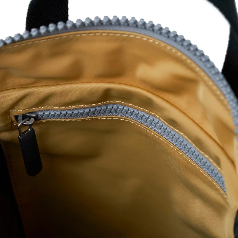 ROKA Black Label Bantry B Corn Kleiner Beutel aus recyceltem Nylon
