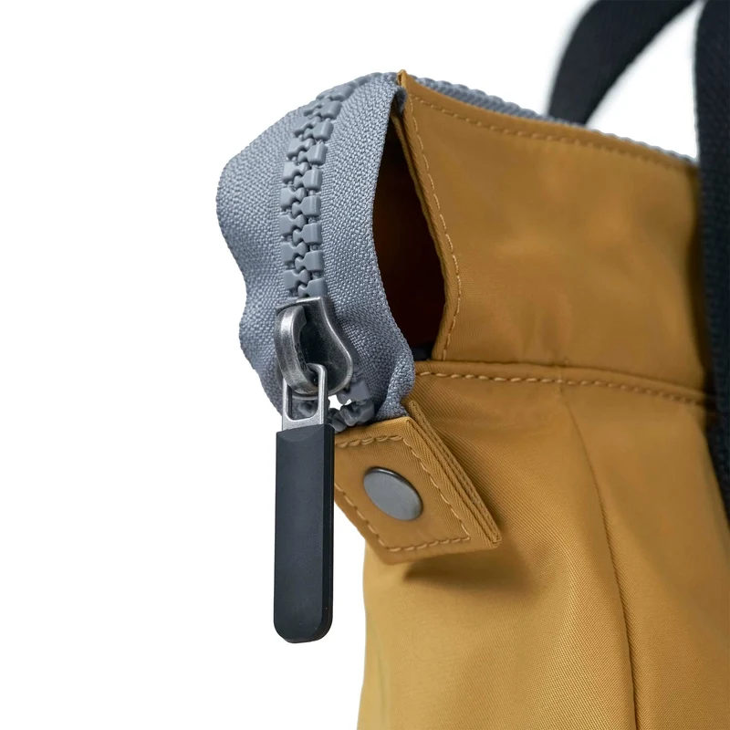 ROKA Black Label Bantry B Corn Kleiner Beutel aus recyceltem Nylon