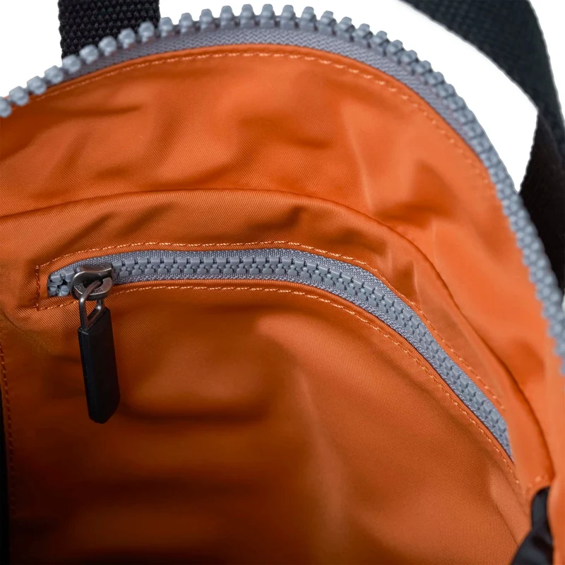 ROKA Black Label Bantry Kleine Tasche aus recyceltem Nylon, Farbe: B, Farbe: Burnt Orange