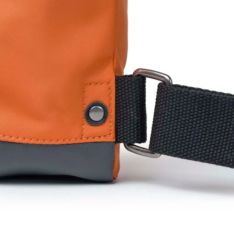 ROKA Black Label Bantry Kleine Tasche aus recyceltem Nylon, Farbe: B, Farbe: Burnt Orange