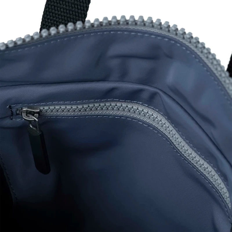 ROKA Black Label Bantry Kleine Tasche aus recyceltem Nylon, Farbe: Burnt Blue