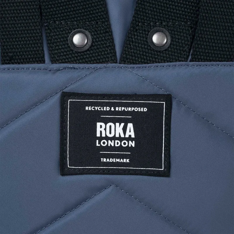 ROKA Black Label Bantry Kleine Tasche aus recyceltem Nylon, Farbe: Burnt Blue