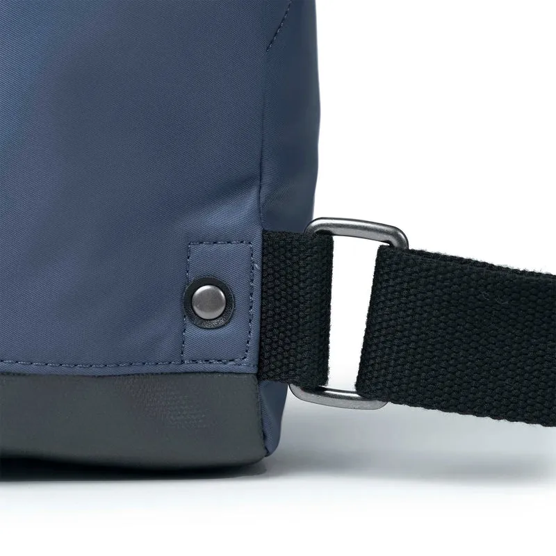 ROKA Black Label Bantry Kleine Tasche aus recyceltem Nylon, Farbe: Burnt Blue
