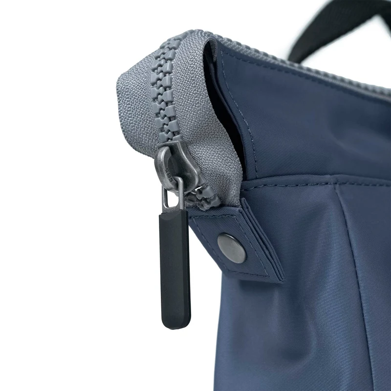 ROKA Black Label Bantry Kleine Tasche aus recyceltem Nylon, Farbe: Burnt Blue