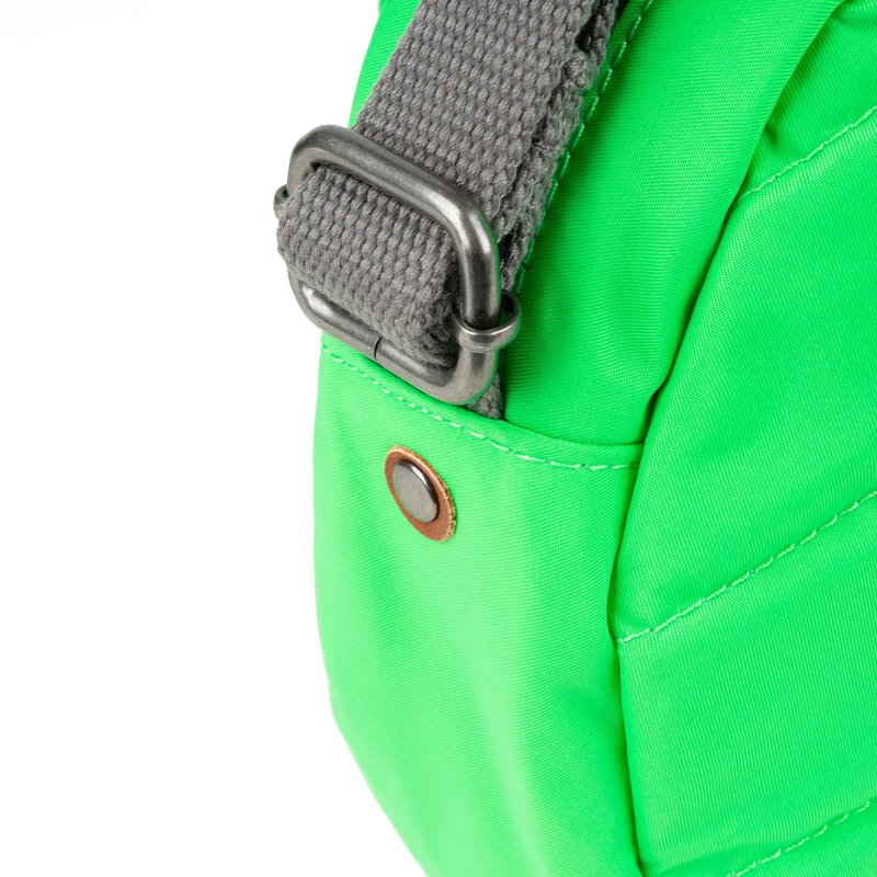 ROKA Paddington B Kleine Tasche aus recyceltem Nylon - Shamrock