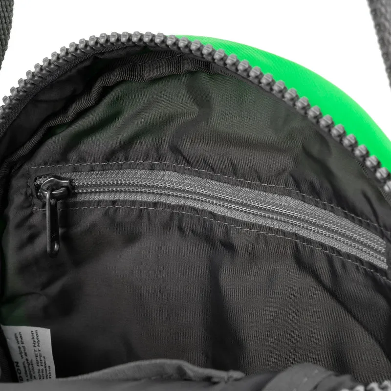 ROKA Paddington B Kleine Tasche aus recyceltem Nylon - Shamrock