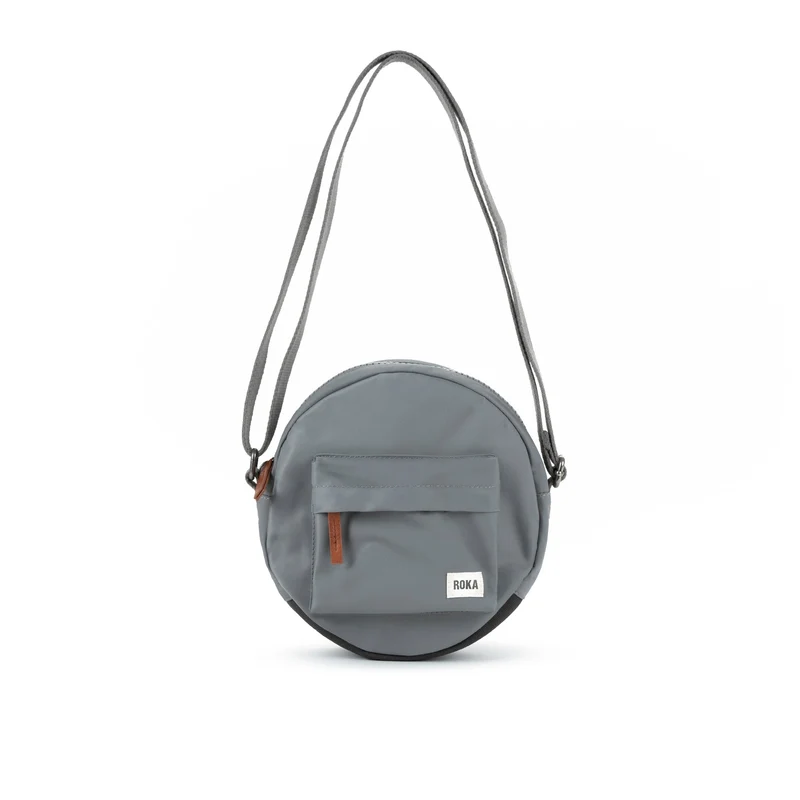ROKA Paddington B Kleine Tasche aus recyceltem Nylon - Stormy