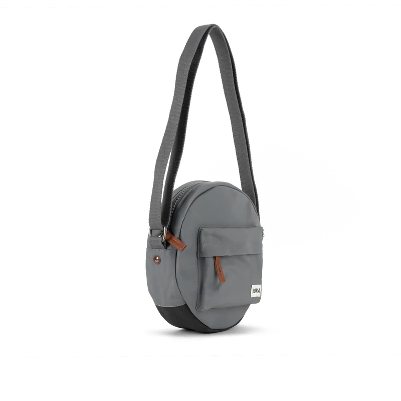 ROKA Paddington B Kleine Tasche aus recyceltem Nylon - Stormy