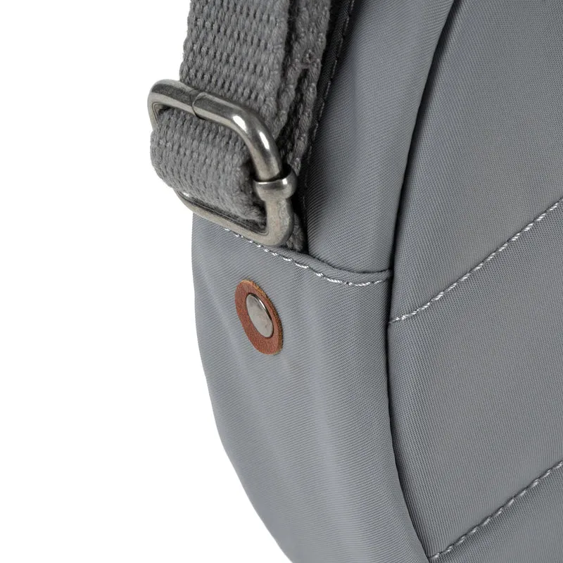 ROKA Paddington B Kleine Tasche aus recyceltem Nylon - Stormy