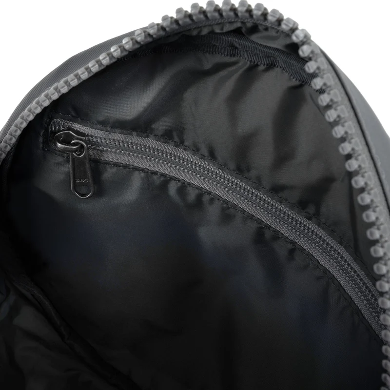 ROKA Paddington B Kleine Tasche aus recyceltem Nylon - Stormy