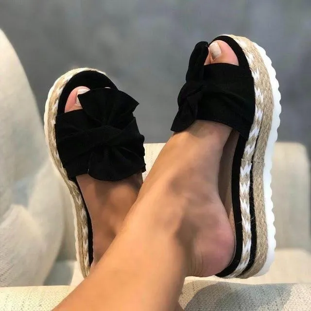 Qosella | Sandalen mit geflochtener Sohle und großer Schleife