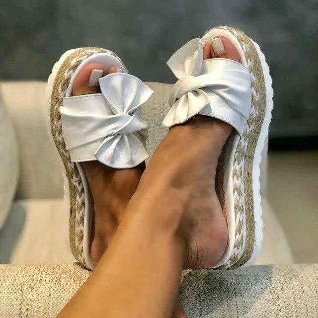 Qosella | Sandalen mit geflochtener Sohle und großer Schleife