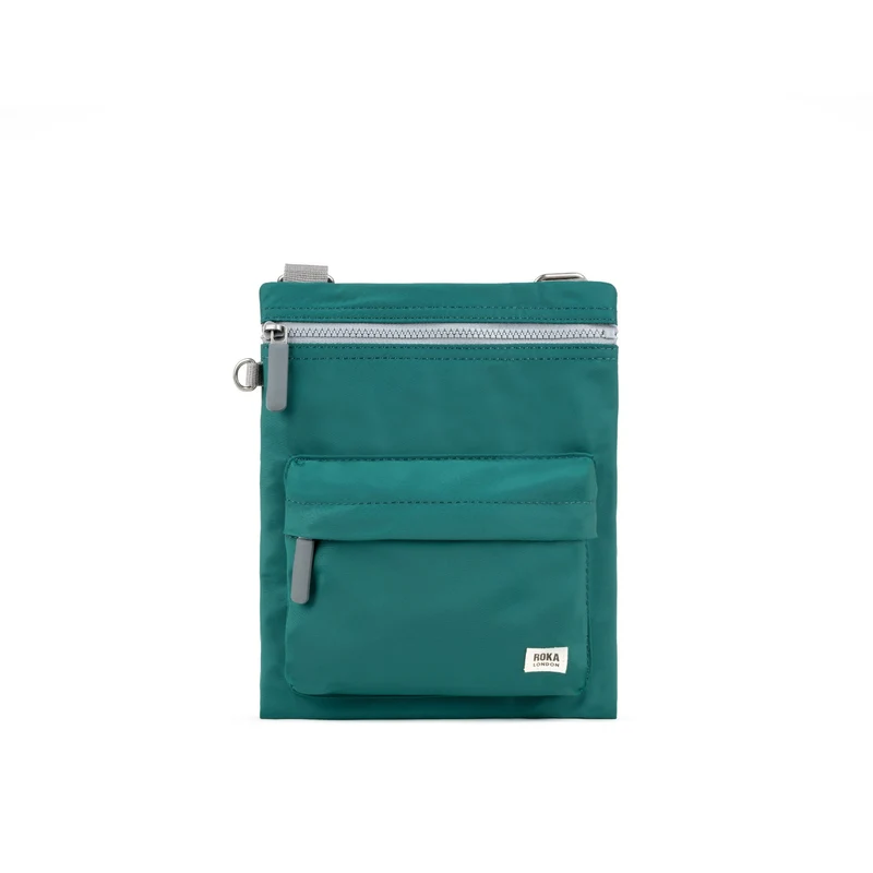 ROKA Chelsea B Türkisfarbene Tasche aus recyceltem Nylon
