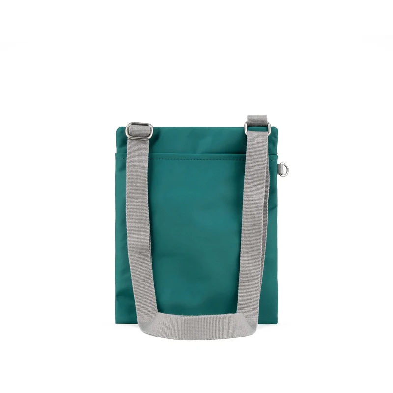 ROKA Chelsea B Türkisfarbene Tasche aus recyceltem Nylon