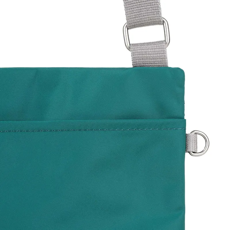 ROKA Chelsea B Türkisfarbene Tasche aus recyceltem Nylon