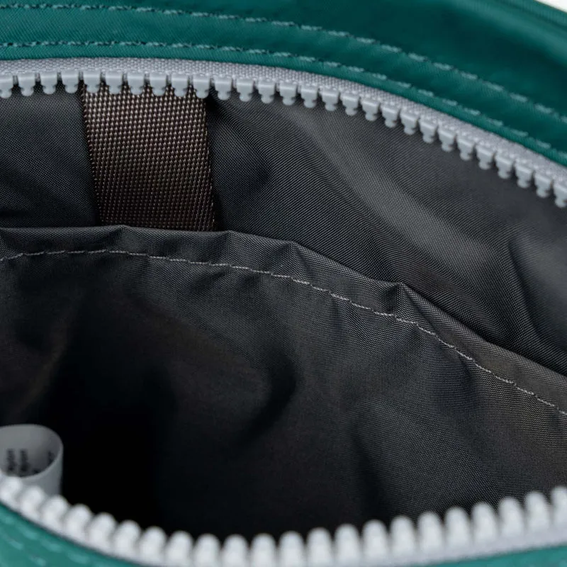 ROKA Chelsea B Türkisfarbene Tasche aus recyceltem Nylon