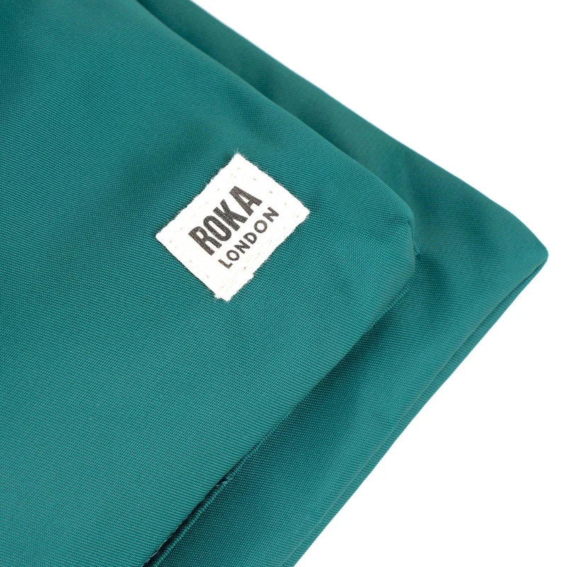 ROKA Chelsea B Türkisfarbene Tasche aus recyceltem Nylon