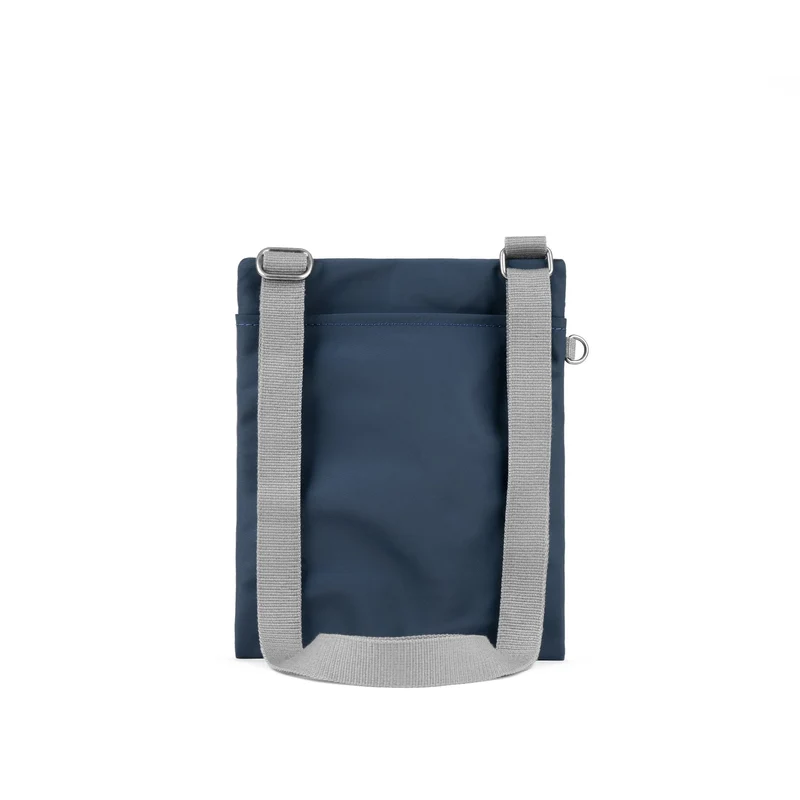 ROKA Chelsea B Midnight Tasche aus recyceltem Nylon