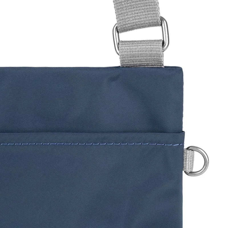 ROKA Chelsea B Midnight Tasche aus recyceltem Nylon