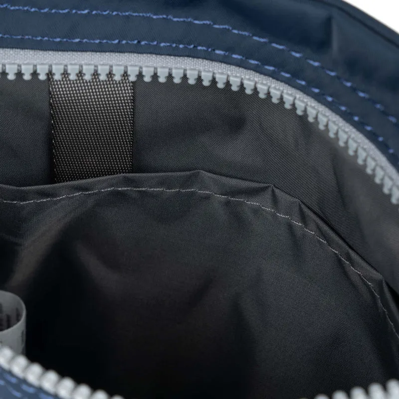ROKA Chelsea B Midnight Tasche aus recyceltem Nylon