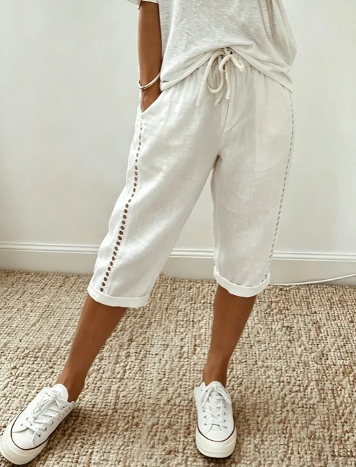 Mariele | Luftige Damen-Caprihose mit dekorativer Spitze