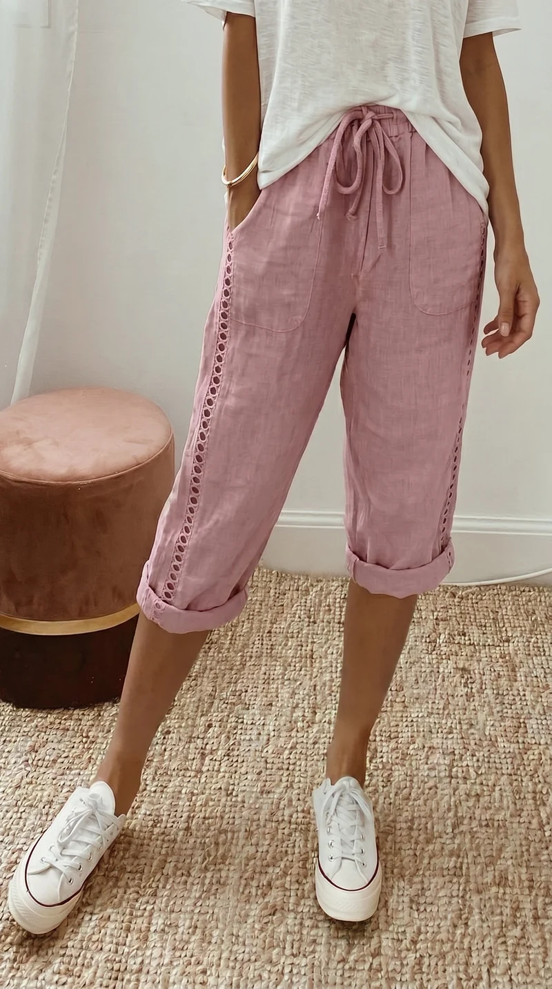 Mariele | Luftige Damen-Caprihose mit dekorativer Spitze
