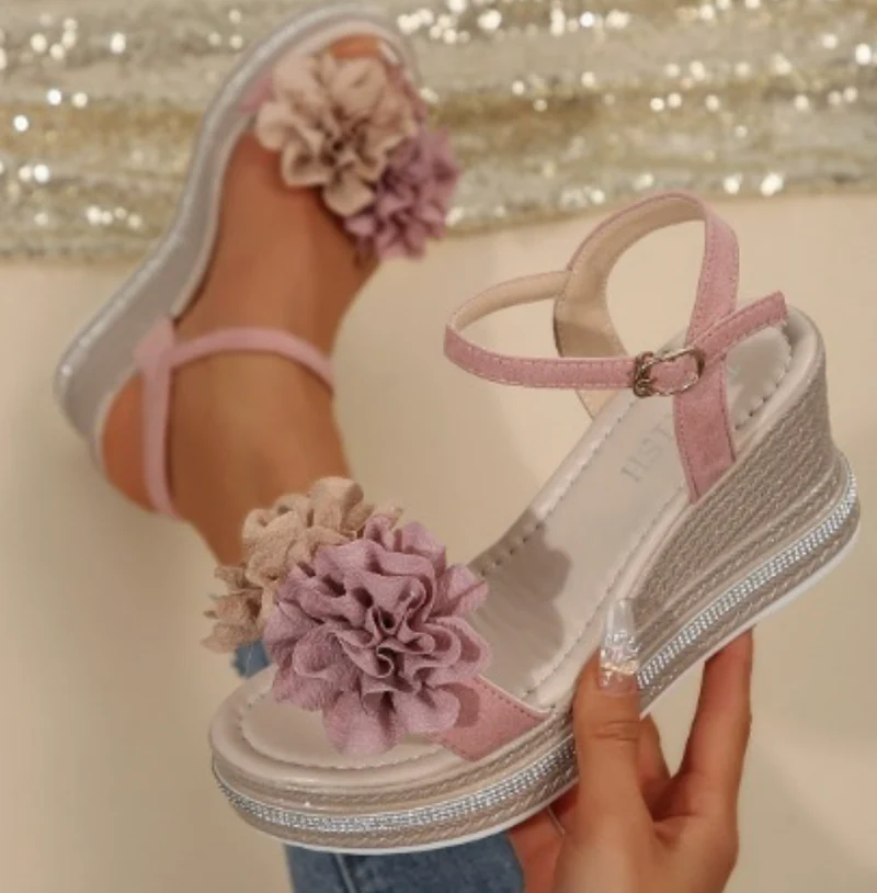 Ermalou | Feminine Sandalen mit Keilabsatz und weichen Blütenriemen