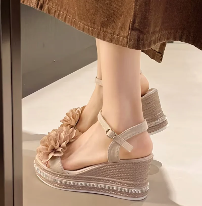 Ermalou | Feminine Sandalen mit Keilabsatz und weichen Blütenriemen
