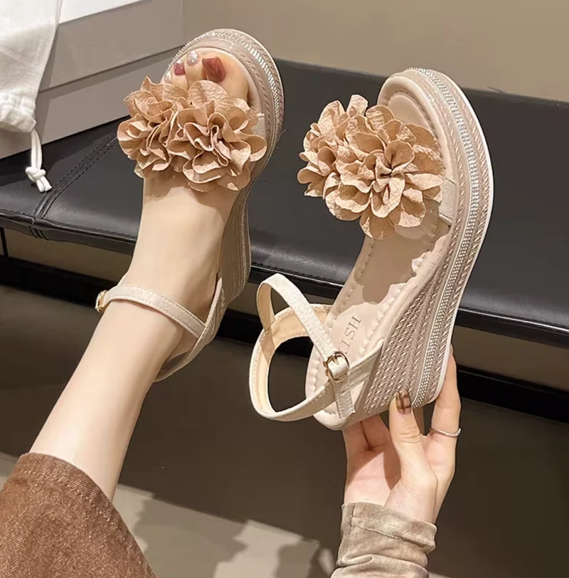 Ermalou | Feminine Sandalen mit Keilabsatz und weichen Blütenriemen