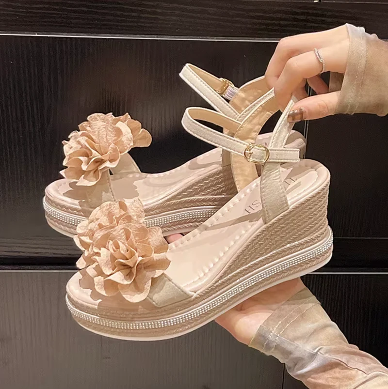 Ermalou | Feminine Sandalen mit Keilabsatz und weichen Blütenriemen
