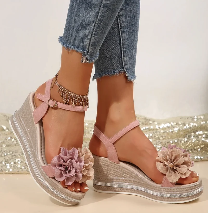Ermalou | Feminine Sandalen mit Keilabsatz und weichen Blütenriemen