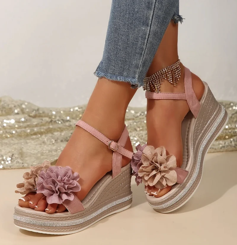 Ermalou | Feminine Sandalen mit Keilabsatz und weichen Blütenriemen