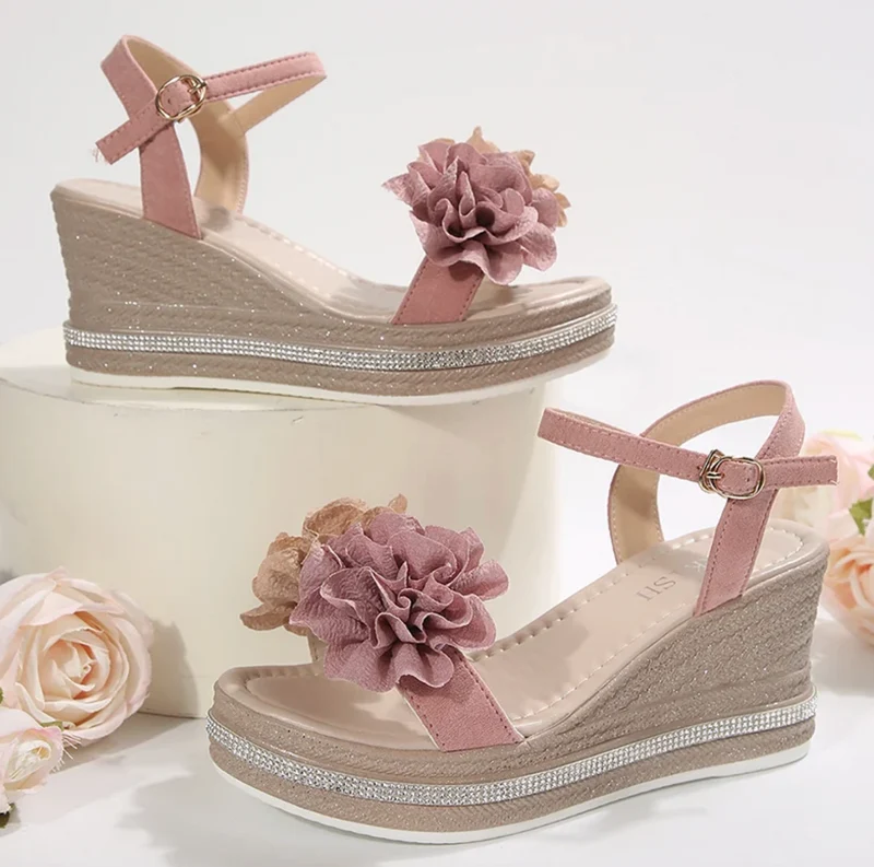 Ermalou | Feminine Sandalen mit Keilabsatz und weichen Blütenriemen
