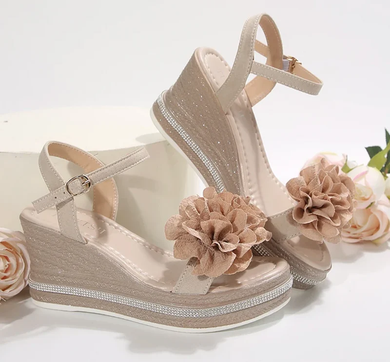 Ermalou | Feminine Sandalen mit Keilabsatz und weichen Blütenriemen
