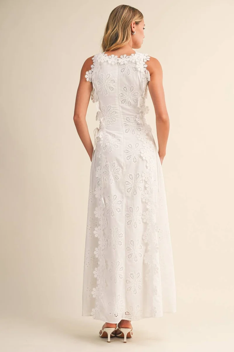 Amelora | Weißes Spitzen-Maxikleid mit ärmellosem Schnitt
